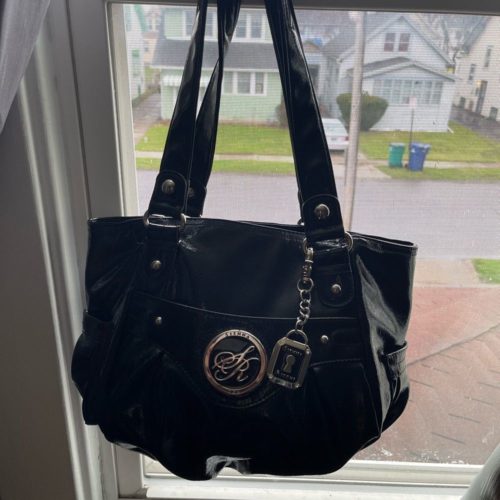 Sienna Ricchi Bag, black color,gently used,can hardly tell. Beautiful,most have.